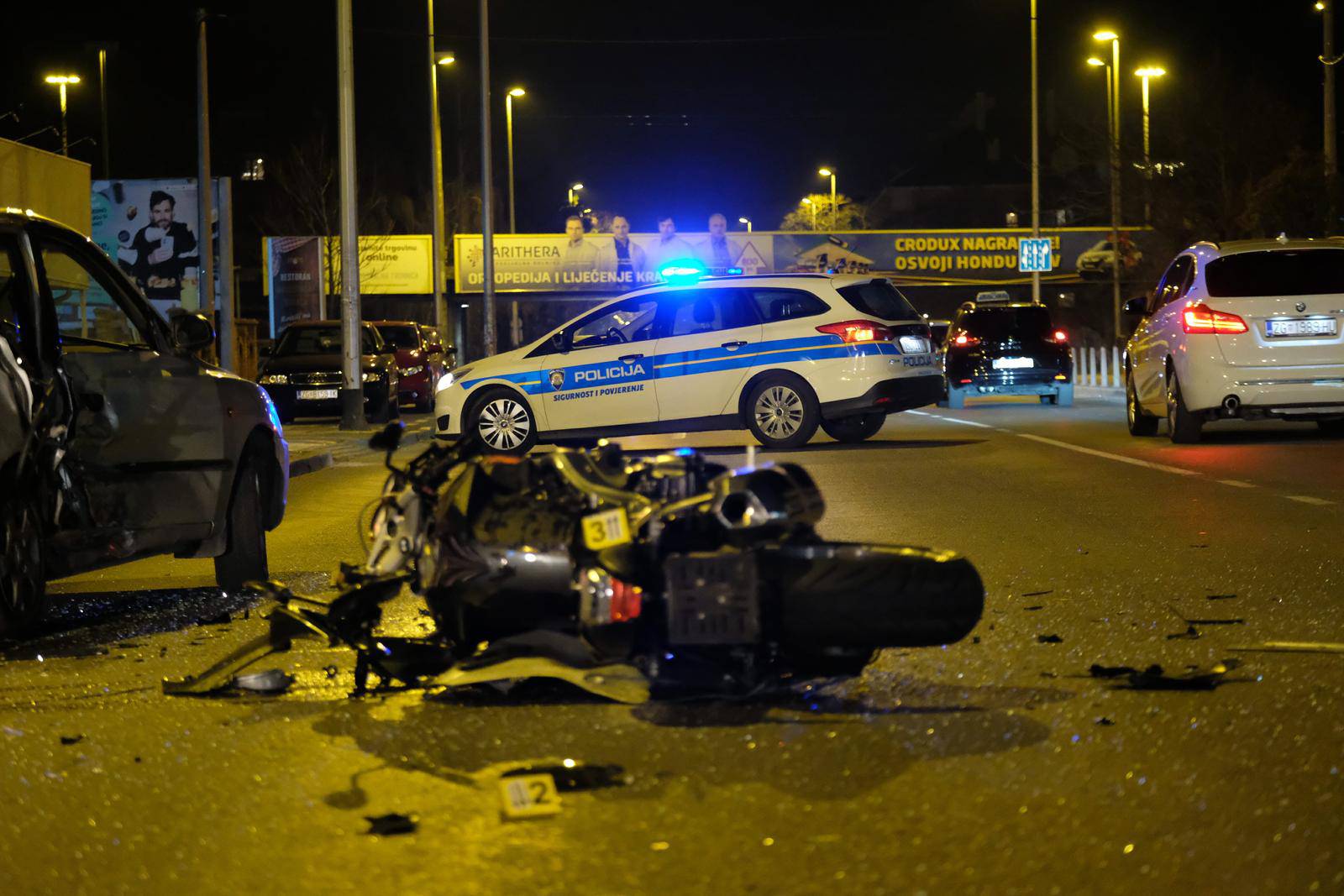 Prometna nesreća između motora i osobnog vozila u Ulici Donje Svetice