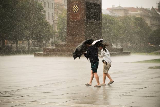 Najavljeno nevrijeme stiglo u Zagreb