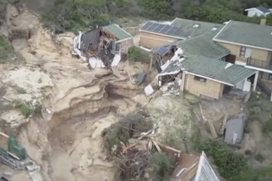Snimka dronom prikazuje uništene obalne zgrade nakon obilnih kiša u Južnoj Africi