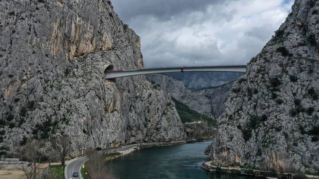 Fotografije iz zraka sa svečanosti spajanja mosta preko Cetine