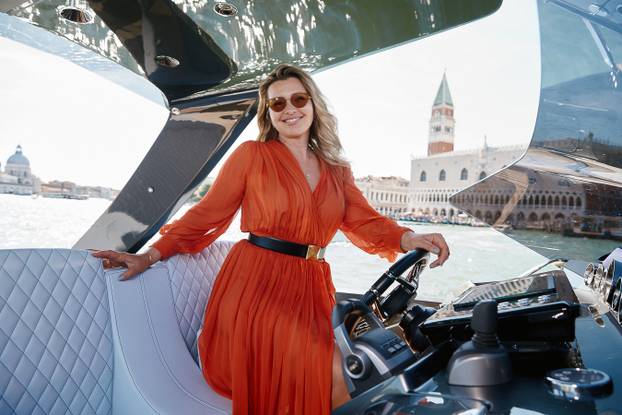 Prizori koji ostavljaju bez daha! Pogledajte modele u mokrim haljinama na jahtama u Veneciji