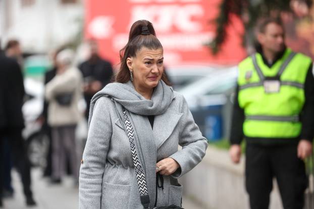 Sarajevo: Dolazak uzvanika na komemoraciju za Halida Bešlića u Narodno pozorište 