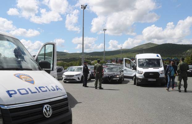 Navijači Rijeke na izlazu Dugopolje uz policijsku pratnju nastavljaju prema Poljudu