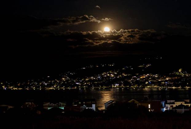 Puni mjesec iznad Splita