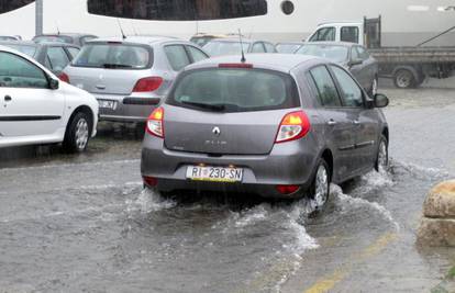 Obilna kiša u Rijeci: Zbog vode na cesti otežan promet u gradu