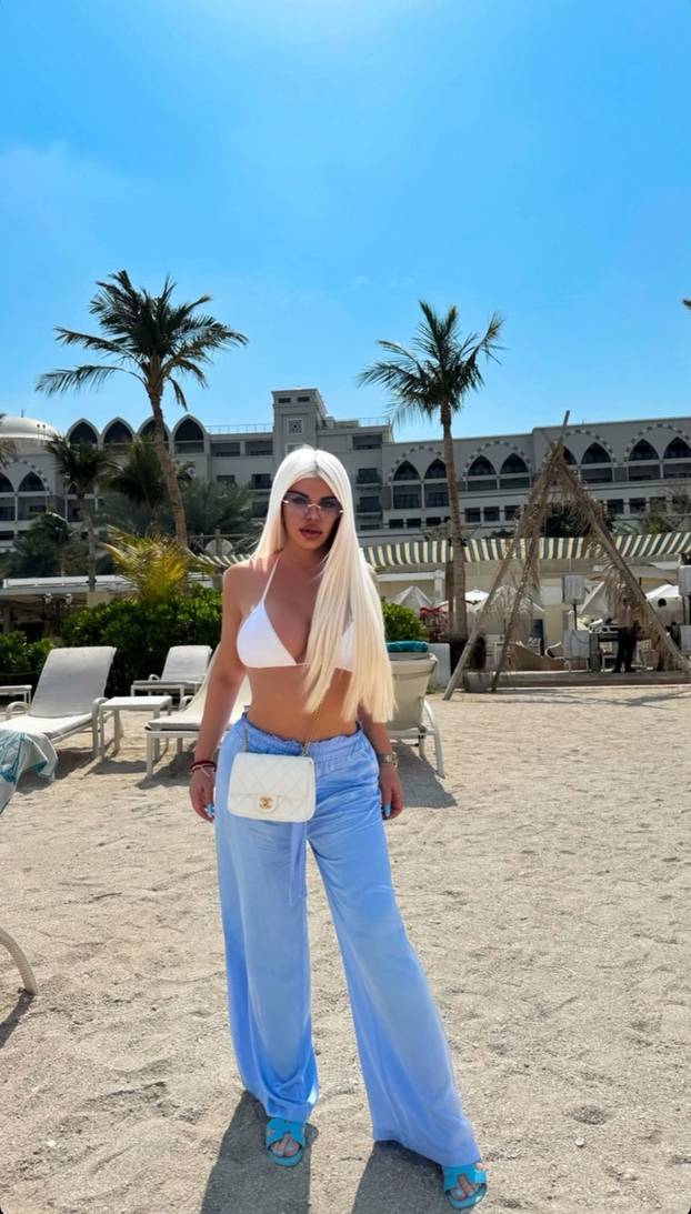 Vrući kadrovi srpske pjevačice: Ljetuje u Grčkoj, u Areni Zagreb dobila spermu od lososa za dar