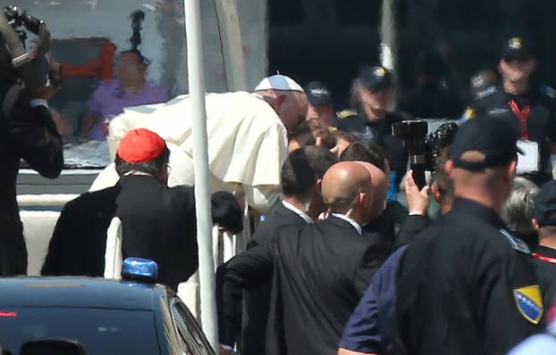 Sarajevo: Papa Franjo zaustavio kolonu kako bi poljubio dijete