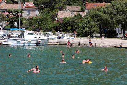 FOTO Spas od paklenog vala mnogi su potražili u rijekama i morima: Plaže krcate turistima