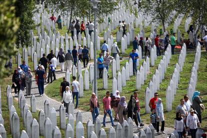 Tuga i molitva u Potočarima: Obitelji se opraštaju od žrtava strašnog pokolja u Srebrenici