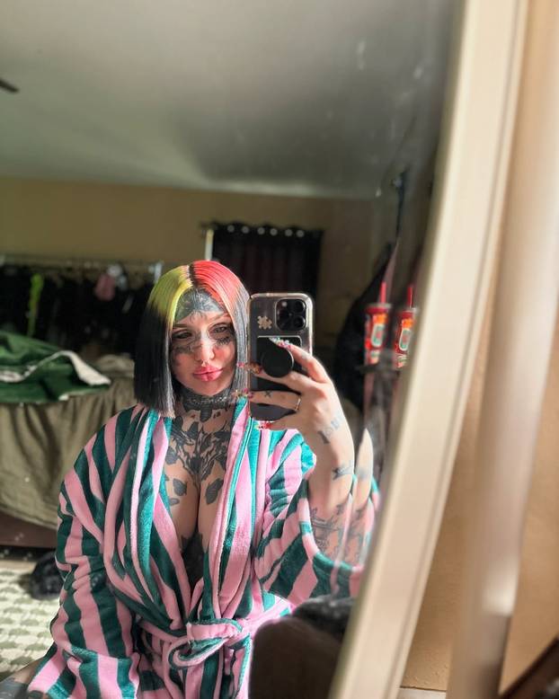 FOTO Tetovirala očne jabučice i razdvojila jezik. Obožava svoj izgled: 'Viču mi da sam demon!'