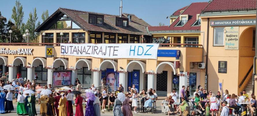 VIDEO Izvjesili su transparent 'Eutanizirajte HDZ', policija ga maknula: 'Skočili su u sekundi'