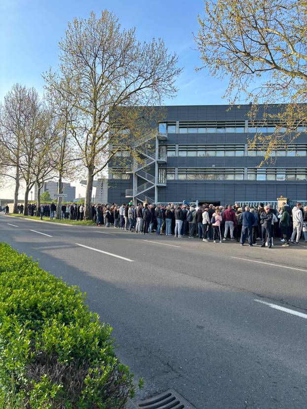 FOTO Pogledajte zbog čega su Zagrepčani stajali u redovima: Prodavali bicikle, mobitele...