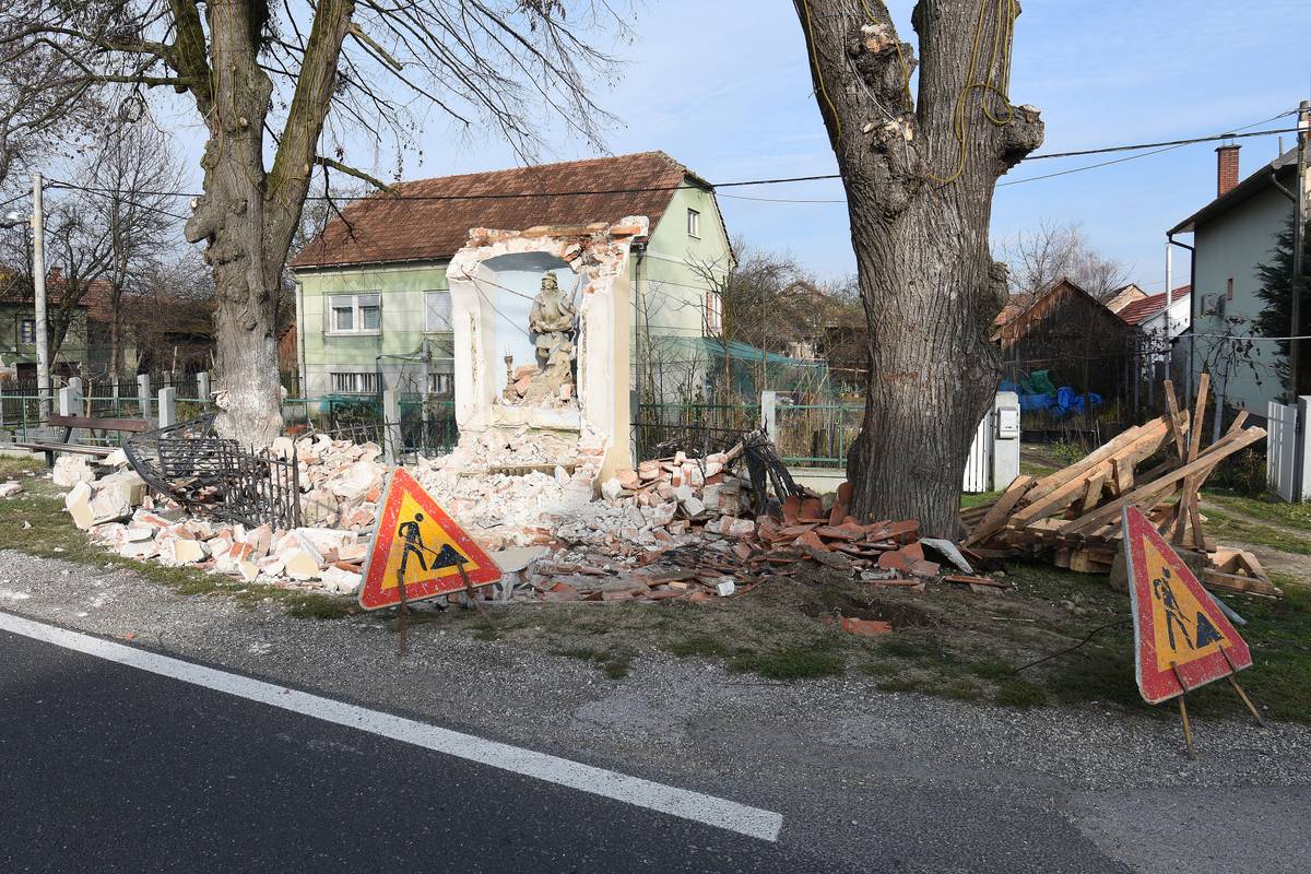 Na auto im se srušila kapelica: 'Mladiće je spasio sv. Martin'