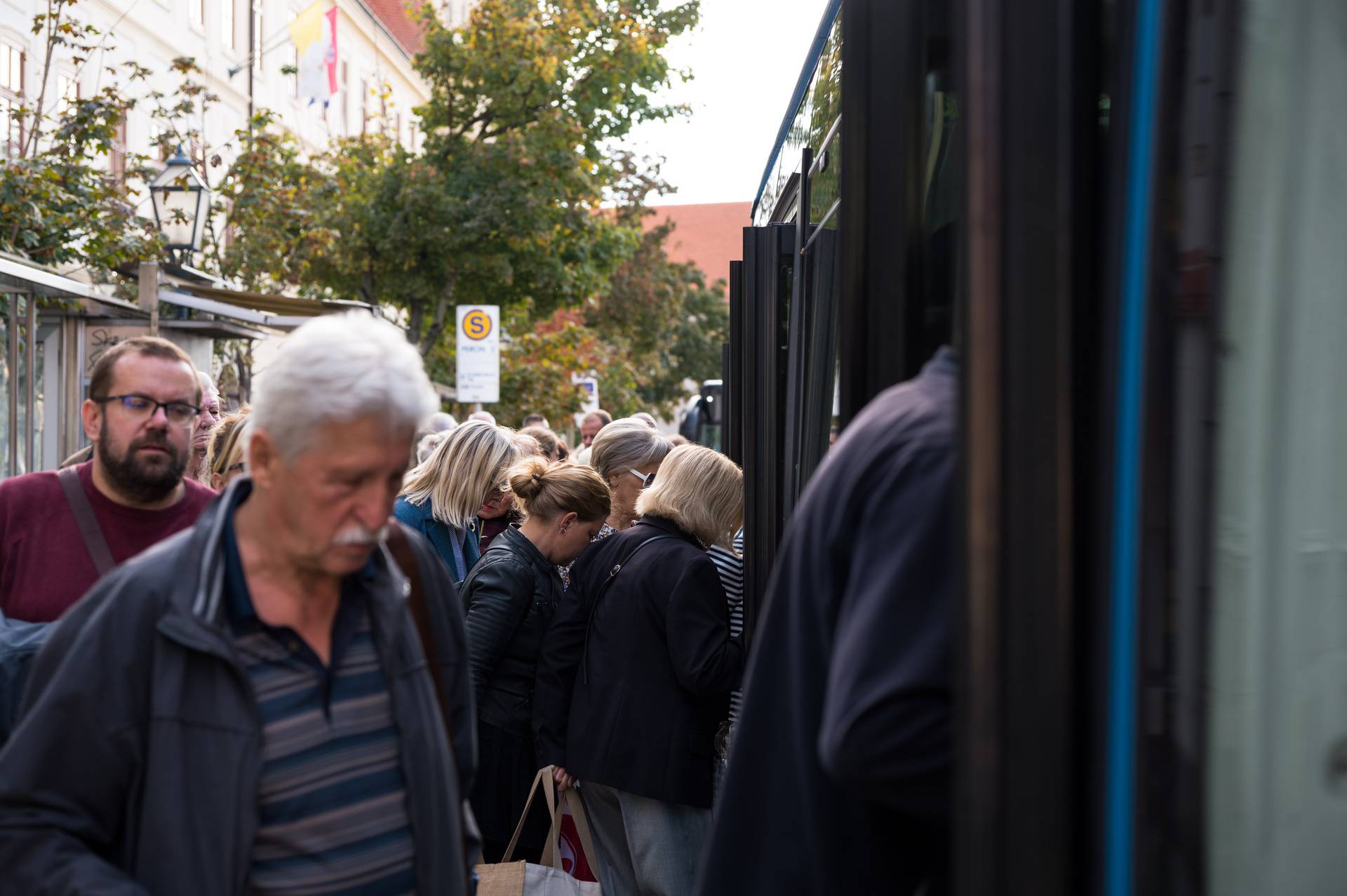 Zagreb: Brojni građani čekaju autobus za Mirogoj i Krematorij