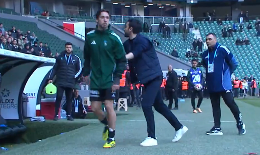 VIDEO Pogledajte suludi potez Petkovi&cacute;evog trenera u Turskoj. Svi prisutni ostali su u &ccaron;udu