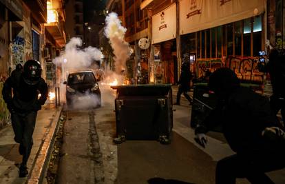 Opet neredi u Ateni. Huligan (18) teško je ozlijedio policajca