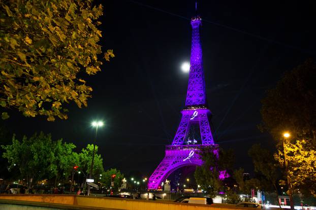 La tour Eiffel illuminée en rose dans le cadre de l