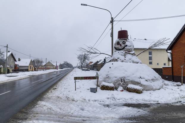 Bijelo Brdo: Napravljen  snjegović od otprilike sedam metara visine.