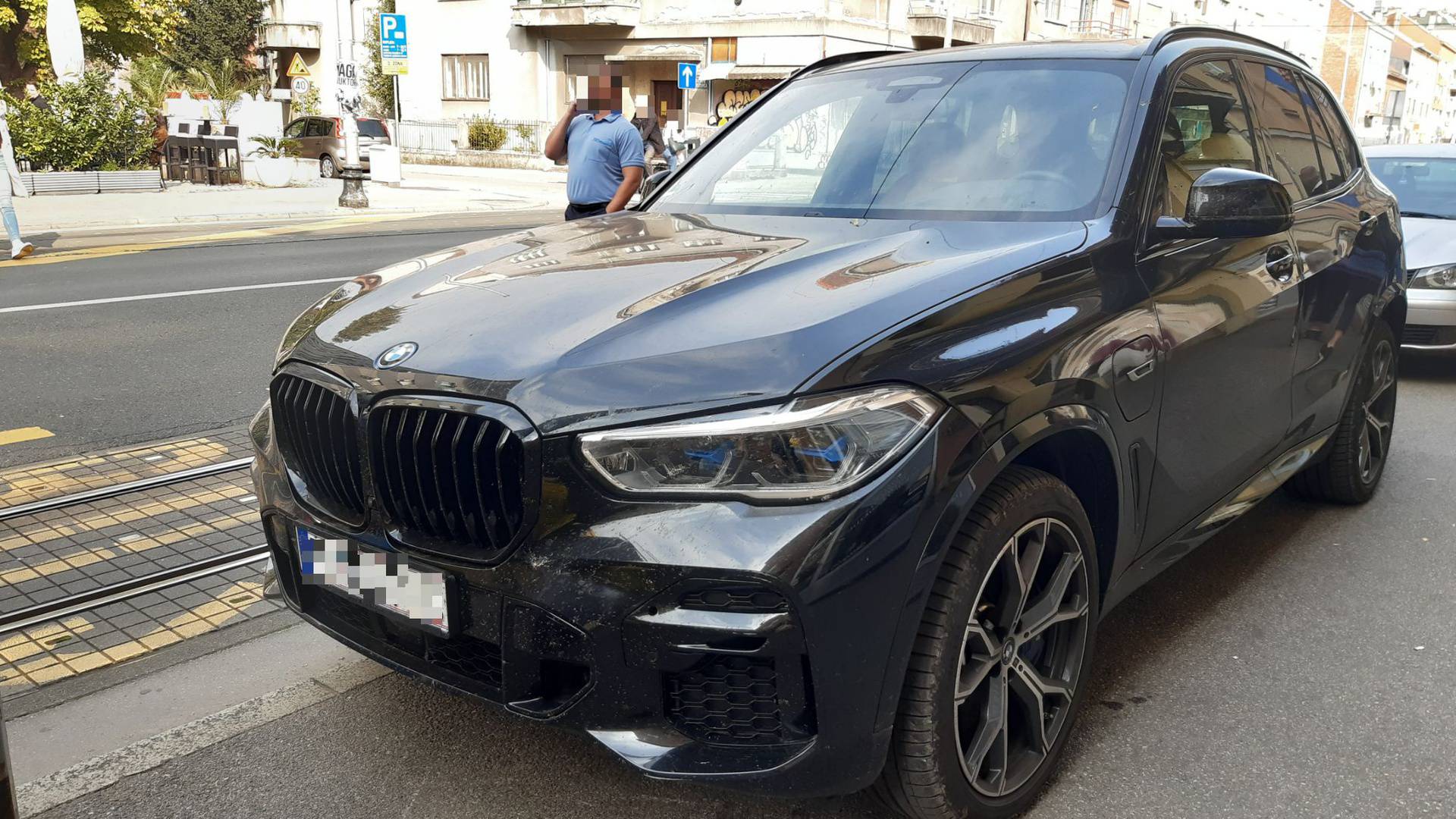 VIDEO Tramvaji stali u Zagrebu zbog BMW-a na pruzi: 'Nije bilo druge, morali smo ići pješice'