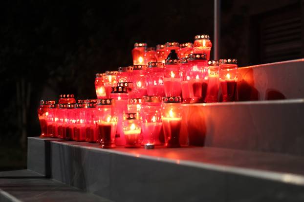Zagreb: Ljudi pale lampaše ispred zgrade u kojoj je živio Goran Bare
