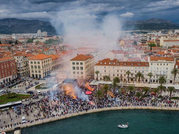 Split: Pogled iz zraka na dolazak juniora Hajduka na Rivu