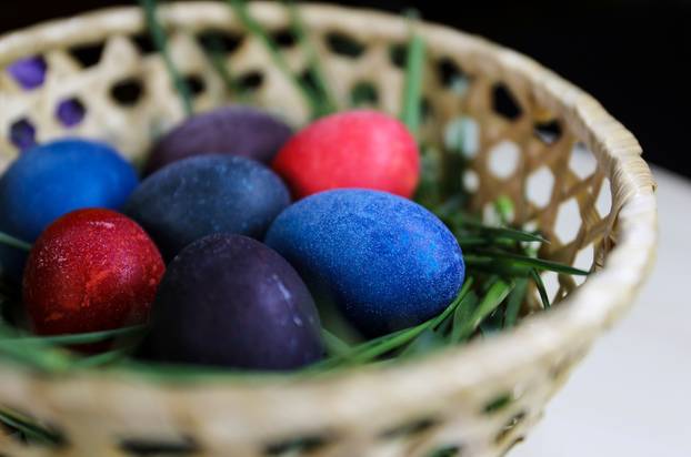 Svjetlucave pisanice kuhane u crnom i bijelom vinu i obojane prirodnim bojama