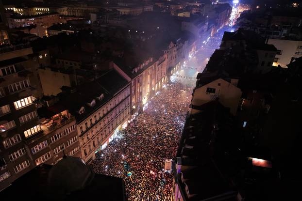 Pogled iz zraka na do&ccaron;ek nogometne reprezentacije BiH u Sarajevu