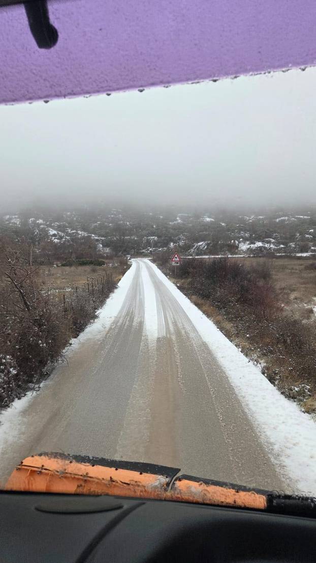 FOTO Snijeg pao i u Splitu! Bijeli se i autocesta u okolici grada: Pogledajte prizore iz Dalmacije