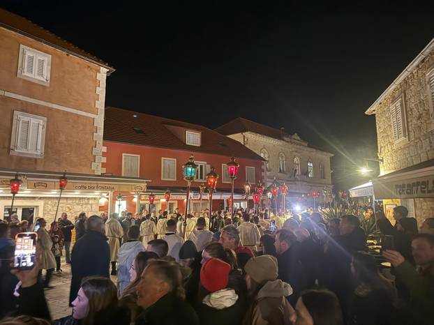 FOTO Procesija 'Za križen' na Hvaru okupila brojne vjernike