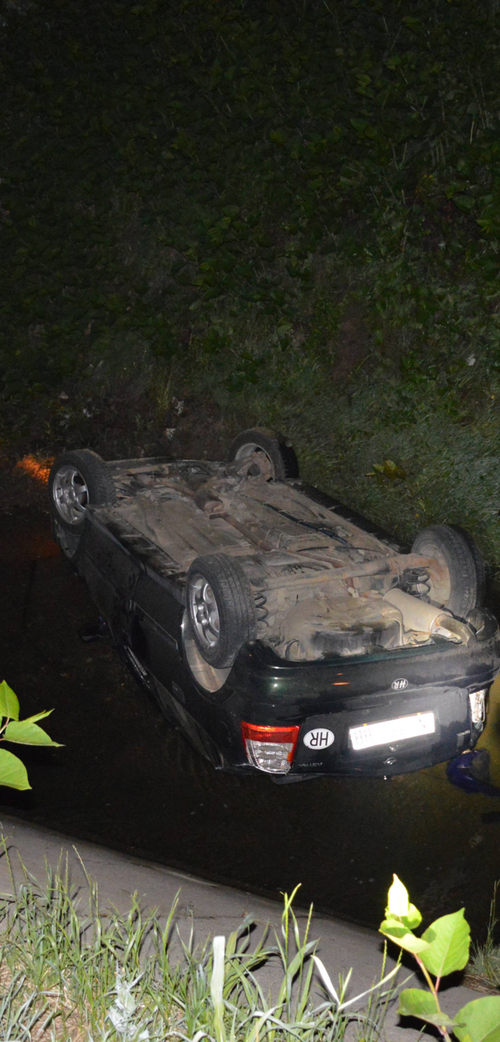 Vozačica (23) je autom sletjela u kanal te se lakše ozlijedila