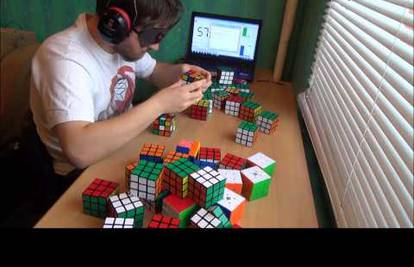 Zavezanih očiju je za manje od sata  složio 49 Rubikovih kocki