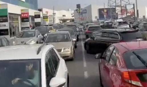 VIDEO Velika gužva pred šoping centrom, čekaju u redu za ući na parking: 'Tako je nedjeljom...'