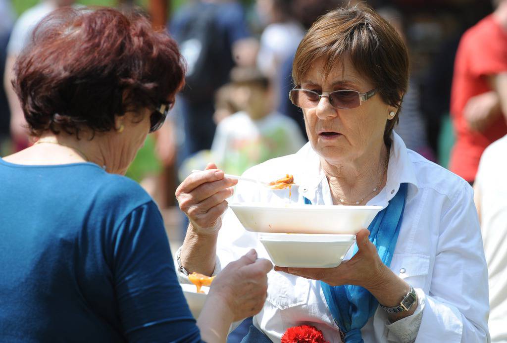 Prvi svibanj na Krki: Planulo 1600 porcija graha s kobasom