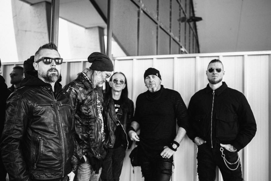 VIDEO Poslušajte 'Poljubi me', novi singl benda Izvan zakona