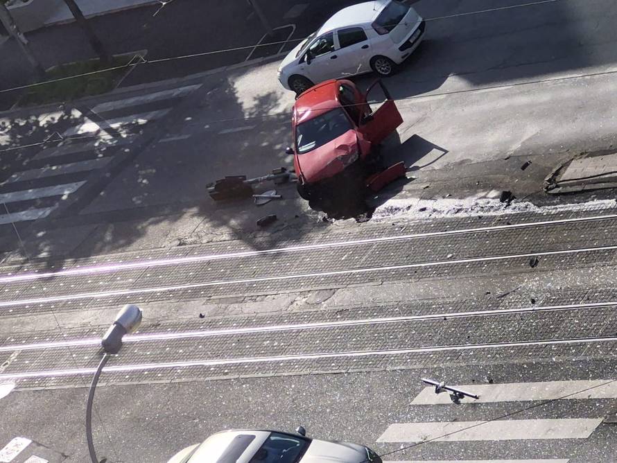 VIDEO Autom 'pokosio' semafor u Zagrebu: 'Čuo se jak tresak, auto mu je totalno demoliran'