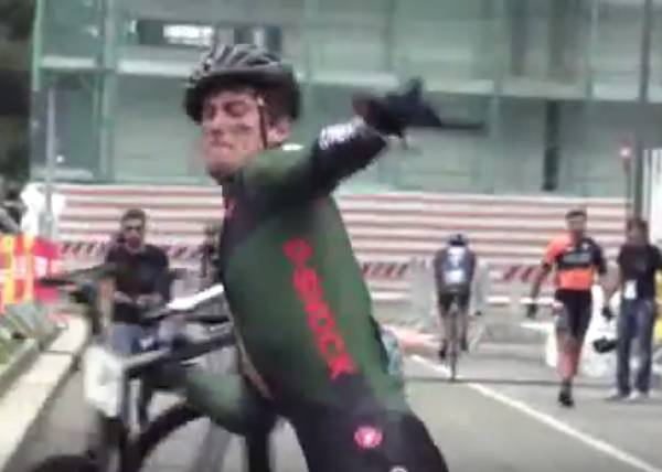 Totalno izgubio živce: Biciklist žestoko rasturio bicikl na pola
