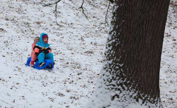 Zagreb: Maksimir, jedno od omiljenih mjesta za sanjkanje, grudanje ili šetnju po snijegu