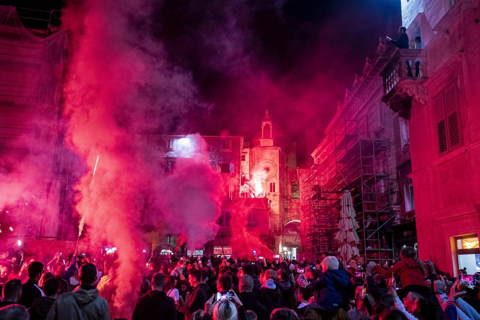 Split: Torcida velikom bakljadom uz pratnju policije slavi 70. rodendan