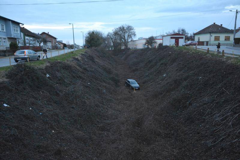 Nesreća u Bjelovaru: Audijem probio ogradu i sletio u kanal