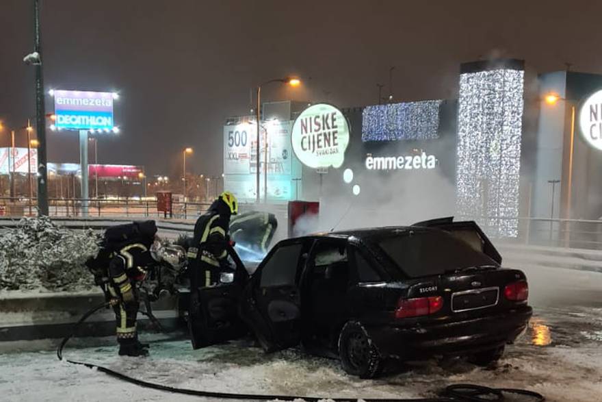 ČEKAM POLICIJU Divljali su s autom na krovu City centra, pa su se zabili u zid...