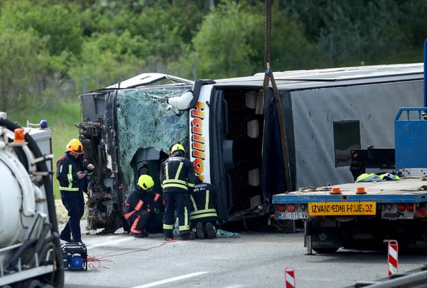 U sudaru autobusa i auta na A3 dvije osobe poginule, više ozlijeđenih