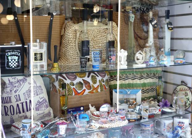 Šibenik: Ponuda suvenira u suvenirnici