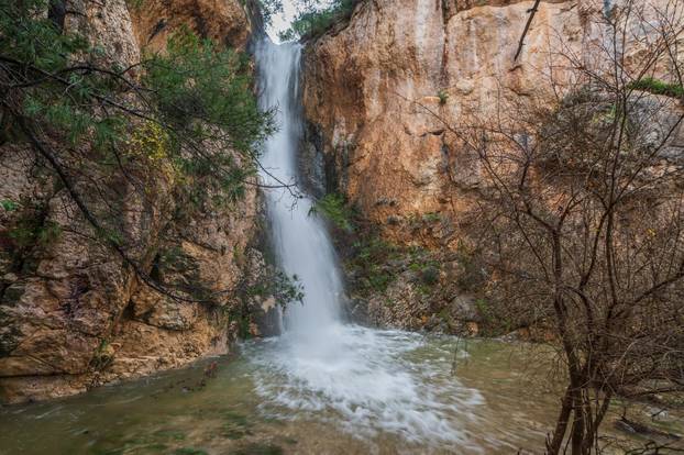 Makarska: Zbog obilnih kiša na plaži Nugal ponovno se pojavio slap