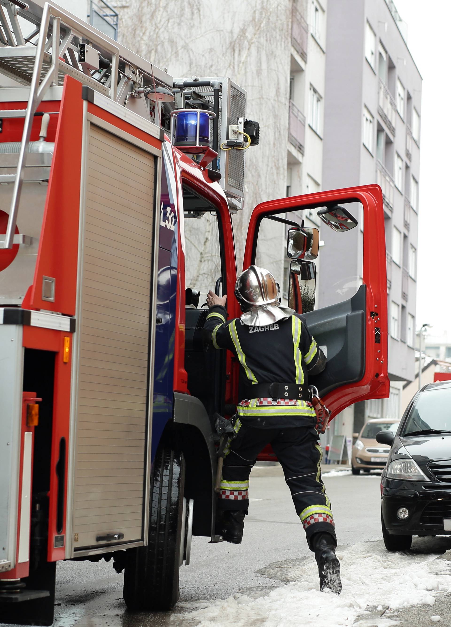 Drama: Ugašen požar na kući, vlasnika su prevezli u bolnicu