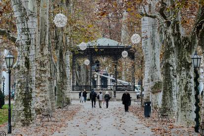 Zagreb i Rijeka se pripremaju za Advent: Pogledajte galeriju