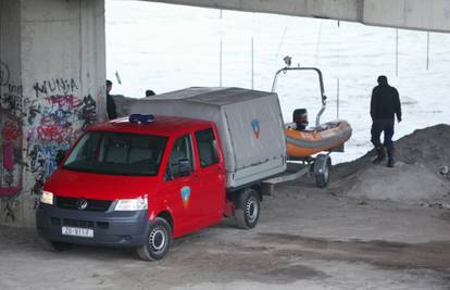 U blizini Save parkirala auto: Policija i vatrogasci traže ženu 