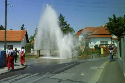 Radnici probili cijev, voda je sukljala metrima u zrak