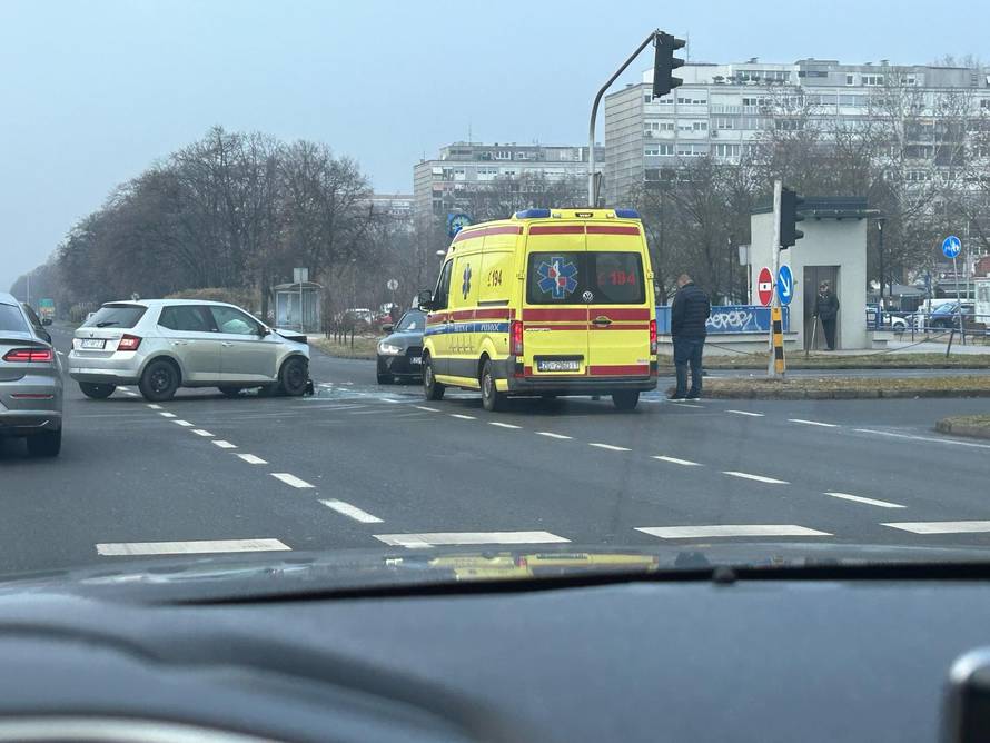 FOTO Krš i lom u Zagrebu: Dvoje ozlijeđeno u prometnoj nesreći
