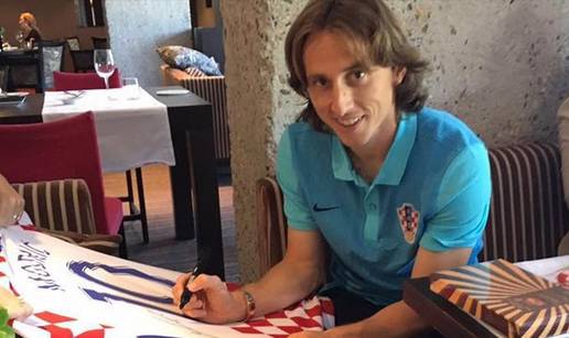 Luka Modrić uz Bajaderu dijeli potpisane hrvatske dresove...