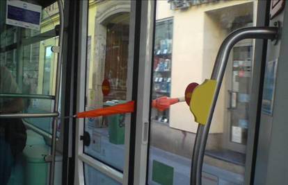 Čovjek želio ući u tramvaj, otputovao samo kišobran